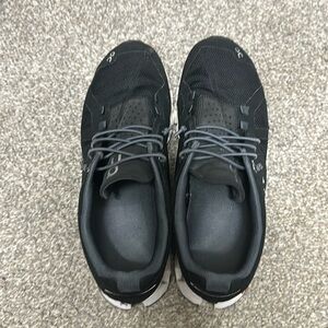 Women’s on cloud sz 8 black in color